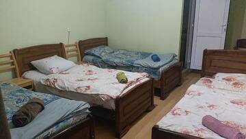 Фото номера Четырехместный номер с ванной комнатой Хостелы LOST INN KAZBEGI г. Степанцминда 19