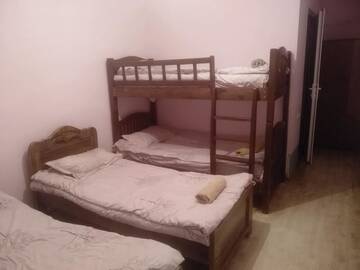 Фото номера Четырехместный номер с ванной Хостелы LOST INN KAZBEGI г. Степанцминда 4