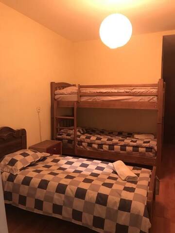 Фото номера Трехместный номер с ванной Хостелы LOST INN KAZBEGI г. Степанцминда 7