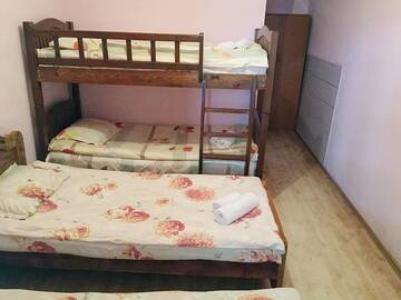Фото номера Четырехместный номер с ванной Хостелы LOST INN KAZBEGI г. Степанцминда 3
