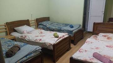 Фото номера Четырехместный номер с ванной комнатой Хостелы LOST INN KAZBEGI г. Степанцминда 10