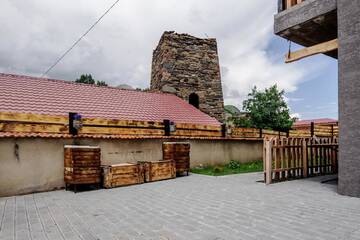 Фото номера Трехместный номер с видом на горы Хостелы Hotel Jimla г. Степанцминда 4