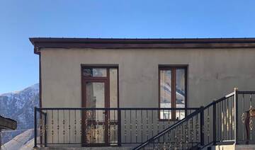 Фото номера Трехместный номер с балконом Отель Wander Kazbegi Hotel г. Степанцминда 2