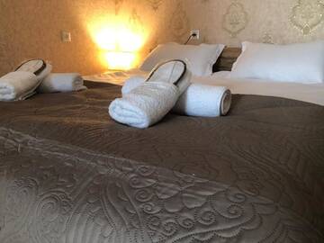 Фото номера Трехместный номер с собственной ванной комнатой Отель Wander Kazbegi Hotel г. Степанцминда 10