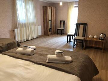 Фото номера Трехместный номер с собственной ванной комнатой Отель Wander Kazbegi Hotel г. Степанцминда 11