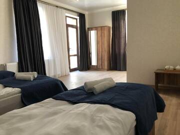 Фото номера Трехместный номер с балконом Отель Wander Kazbegi Hotel г. Степанцминда 3