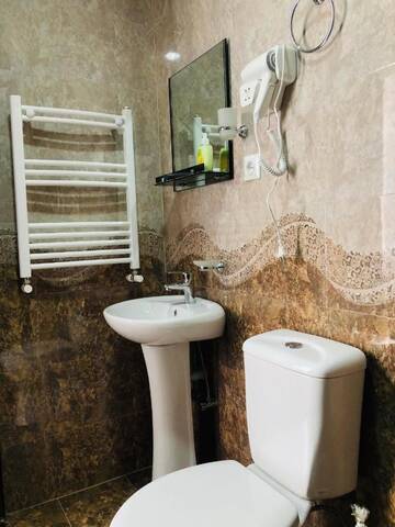 Фото номера Трехместный номер с балконом Отель Wander Kazbegi Hotel г. Степанцминда 6