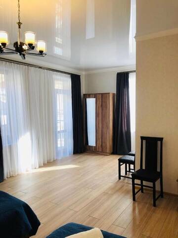 Фото номера Трехместный номер с балконом Отель Wander Kazbegi Hotel г. Степанцминда 7