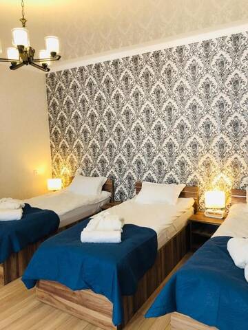 Фото номера Трехместный номер с балконом Отель Wander Kazbegi Hotel г. Степанцминда 8